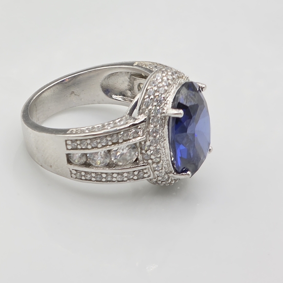 Gorgeous Designer Blue Sapphire White Topaz Simulant Ring - Picture 4 of 8